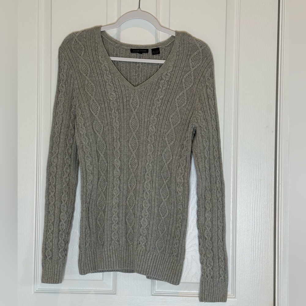 JEANNE PIERRE V-Neck Sweater in Gray